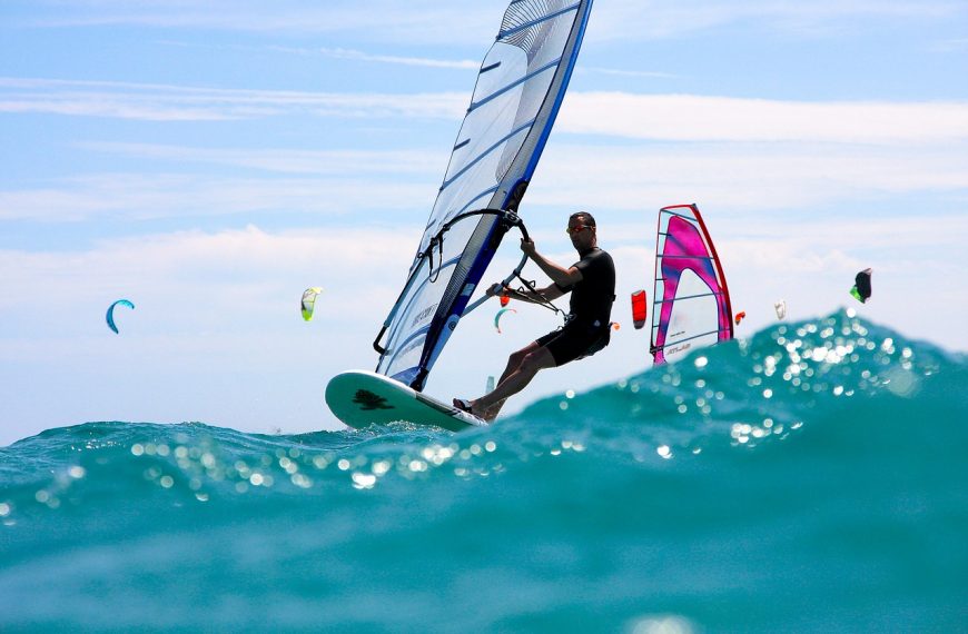 I migliori posti per fare windsurf e kitesurf in Italia
